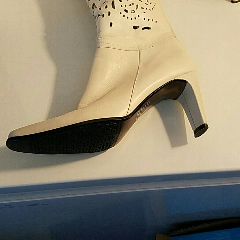 Boots - Picture 3 of 4